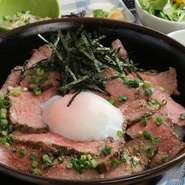 鮮やかな赤身でしっとり柔らかいローストビーフを特製ゴマダレにとろ～り温泉玉子を絡めてどうぞ！