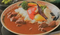 バターとトマトの旨みと香り高いスパイスの効いたインド風カレー。たっぷりの揚げ野菜もたまりません！