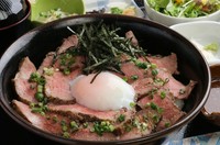 鮮やかな赤身でしっとり柔らかいローストビーフを特製ゴマダレにとろ～り温泉玉子を絡めてどうぞ！