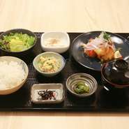 プリプリの海老をピリ辛のトマトたっぷりチリソースで！