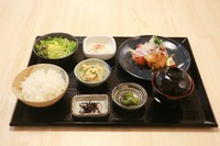 プリプリの海老をピリ辛のトマトたっぷりチリソースで！