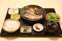 脂ののったサバを生姜風味で煮付けました。揚げ野菜との相性ばっちり！