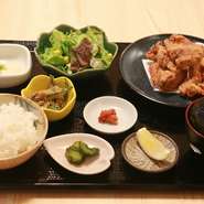 昆布〆にすることで本来の旨みが倍増！一味違う唐揚げをお楽しみください。