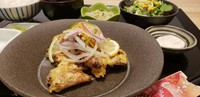塩麹でふっくらジューシー！カリカリの衣と甘酢野菜の絡みが絶妙です。