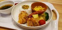 唐揚げ、ウィンナーなどお子様に人気の定食です。
