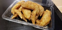 外はカリカリッ、身はジューシー♪コラーゲンもたっぷりの手羽先の唐揚げ！甘辛さがやみつきのたれ味かあっさり塩ごま味の２種類ご用意しております。