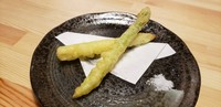 農家直送の新鮮なアスパラをサクッと天ぷらで！シンプルな岩塩でお召し上がりください。※仕入・生産時期により品切れの場合があります。