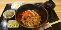 ふっくら柔らかなうなぎと甘ダレが絡んだ牛カルビを一度に楽しめる！数量限定の贅沢定食です。