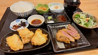 適度な脂と柔らかい肉質が特徴の旨みたっぷりのジューシーな和牛かつと、サクサク鶏天の満足定食です！