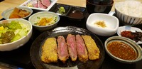 1頭の牛から3～4キロほどしか取れない肩ロースの希少部位！旨みがあり柔らかな赤身肉をサクッとジューシーなカツに仕上げました。ローストビーフも楽しめる贅沢御膳です。