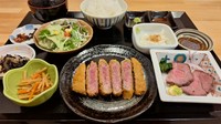 適度な脂と柔らかい肉質が特徴の、旨みたっぷりの柔らかな黒毛和牛ロースをサクッとジューシーなカツに仕上げました。ローストビーフも楽しめる贅沢御膳です。
