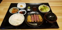 1頭の牛から3～4キロほどしか取れない肩ロースの希少部位！旨みがあり柔らかな赤身肉をサクッとジューシーなカツに仕上げました。お手軽な定食でお楽しみください。
