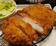 柔らかく旨みの強い低温熟成肉を使用した厚切りのロースとんかつ！ローストビーフも楽しめる贅沢御膳。(揚げ時間:15分)
内容:熟成ロースとんかつ/自家製もちもち豆富/サラダ/小鉢1種/付け合わせ/お味噌汁/白飯
