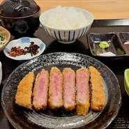 適度な脂と柔らかい肉質が特徴の、旨みたっぷりの柔らかな黒毛和牛ロースをサクッとジューシーなカツに仕上げました。お手軽な定食でお楽しみください。
