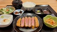適度な脂と柔らかい肉質が特徴の、旨みたっぷりの柔らかな黒毛和牛ロースをサクッとジューシーなカツに仕上げました。お手軽な定食でお楽しみください。

