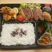 (ご予約)赤身の牛かつと鶏のチリソース弁当。2,000(税抜)(2,160税込)です。