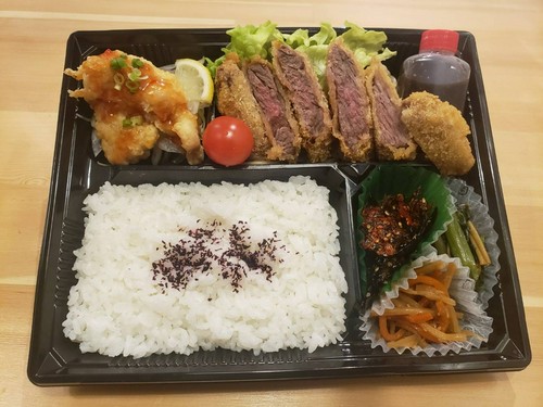 一ノ剱特注弁当(赤身の牛かつと鶏のチリソース)