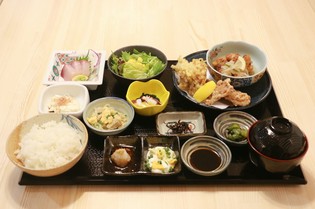 人気の三種の鶏料理を堪能できる『三種の鶏揚げ御膳』