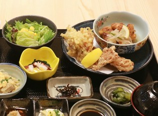 人気の三種の鶏料理を堪能できる『三種の鶏揚げ御膳』