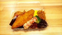 白飯の上にボリュームたっぷりおかずを乗せました!
A:昆布〆鶏のから揚げ・白身魚・カニカマ天・他