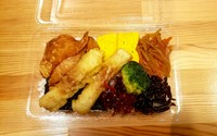 白飯の上にボリュームたっぷりおかずを乗せました!
B:昆布〆鶏のから揚げ・ちくわ天・他