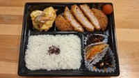 脂の少ないあっさりとしたヒレとんかつと塩麹でふっくら仕上げのチキン南蛮の特製弁当です。※チキン南蛮を昆布〆鶏の唐揚げか鶏天に変更もできます。