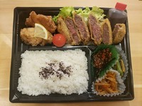 適度な脂と柔らかい肉質が特徴の旨みたっぷり黒毛和牛ロースを使用した和牛かつと、旨みが凝縮された昆布〆唐揚げの特製弁当です。