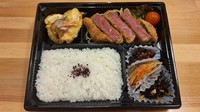適度な脂と柔らかい肉質が特徴の旨みたっぷり黒毛和牛ロースを使用した和牛かつと、塩麹でふっくら仕上げのチキン南蛮の特製弁当です。