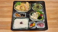 鶏天と海老の湯葉巻、茶そばにローストビーフなど「和」のおかずをふんだんに盛り込みました。