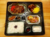 ふっくら鰻と甘辛牛カルビに当店人気のチキン南蛮を組み合わせた豪華なお弁当です。