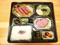 適度な脂と柔らかい肉質が特徴の旨みたっぷり黒毛和牛ロースを使用した和牛かつに、茶そばやローストビーフなど盛り込んだ御膳弁当です。※ご予約は７日前まで、大量のご予約の際は期限よりお早めにご相談ください。