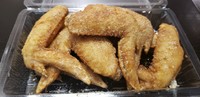 外はカリカリッ、身はジューシー♪コラーゲンもたっぷりの手羽先の唐揚げ!甘辛さがやみつきのたれ味かあっさり塩ごま味の2種類ご用意しました。