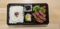 適度な脂と柔らかい肉質が特徴の、旨みたっぷりの柔らかな黒毛和牛ロースをサクッとジューシーなカツに仕上げました。自家製のカツソースでお楽しみください。