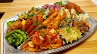 人気のローストビーフや鶏の唐揚げ、サラダなどを中心に、当店自慢の味を詰め合わせたバラエティオードブル!※ご予約は3日前まで、装飾品は時季により異なります。(写真は新年時)仕入れにより内容変更あり。
