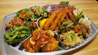 人気のローストビーフや鶏の唐揚げ、サラダなどを中心に、当店自慢の味を詰め合わせたバラエティオードブル!※ご予約は3日前まで、装飾品は時季により異なります。(写真は新年時)仕入れにより内容変更あり。