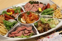 人気のローストビーフや鶏の唐揚げ、サラダなどを中心に、当店自慢の味を詰め合わせたバラエティオードブル!※ご予約は3日前まで、写真はイメージです。仕入れにより内容変更になる場合がございます。