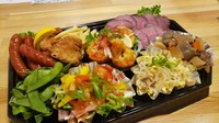 人気のローストビーフや鶏の唐揚げ、サラダなどを中心に、当店自慢の味を詰め合わせたバラエティオードブル!※ご予約は3日前まで、写真はイメージです。仕入れにより内容変更になる場合がございます。