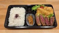 柔らかな黒毛和牛かつ(ハーフ)とさっくりチキンカツとのコンビ弁当！

