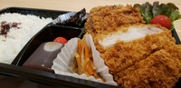 低温熟成肉を使用した肉厚なロースとんかつのお弁当。サクッと柔らかく濃厚な旨みのお肉をぜひ一度ご賞味ください。
