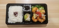ぷりっぷりの海老をピリ辛のトマトたっぷりのチリソースで!