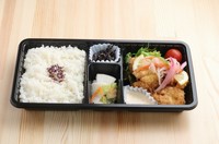 塩麹で柔らかくフワッと！鶏もも肉をカリカリの衣と甘酢野菜の絡みが絶妙です。