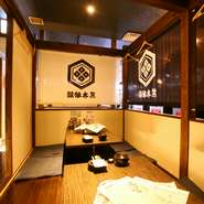 半個室のプライベートな空間では、周囲の視線をあまり気にせずに自分たちだけの楽しいひとときを楽しむことができます。4人6人8人と、席のバリエーションも多彩なため、さまざまな場面で活躍してくれます。