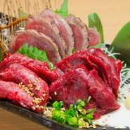 熊本直送の新鮮な馬刺しをご用意！　丹精込めて育てられた馬肉をぜひお試しください。単品だけでなく「送別会・歓迎会コース」2H飲み放題付き12品6500⇒6000円でもお気軽にお楽しみいただけます。