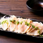 鶏の旨みがギュッと詰まったむね肉を使用しています。ポン酢や醤油につけてお召し上がり下さい。お好みで「柚子胡椒」をつけて！　絶品です。