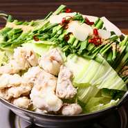 厳選した国産牛もつとそれを最大限に引き立てる秘伝の醤油使用の上品な牛骨スープ。九州男児新名物「極みもつ鍋」は最後の一滴までお愉しみ頂けます。〆には定番の雑炊は勿論、こだわりの生ちゃんぽんもオススメ!