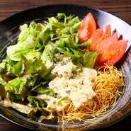 九州男児創業から人気No.1サラダ！　サラダとタルタル、長崎皿うどんでも使用している「チャーメン」をいれて混ぜるサラダです。