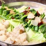 国産牛の小腸のみを使用した贅沢な『もつ鍋』。秘伝の醤油だれをベースに6時間かけて炊き続けることで完成するスープが自慢。“日本一のもつ鍋”を目指し試行錯誤を重ねた自信作です。