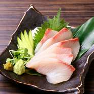 九州から直接届けられる「鮮魚」。盛り合わせもおすすめですが、特に“極みかんぱち”こと、脂ののった鹿児島県産の「かんぱち」は絶品。地酒との相性も抜群です。