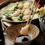 【九州料理と旨い酒　どんたく】の味は、長年博多の方々に愛された老舗【もつ擴】の味を継承。『もつ鍋』『ひとくち餃子』など九州の郷土料理が提供されています。