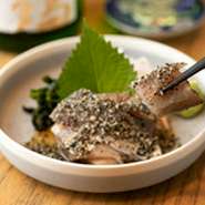 福岡名物!!　新鮮なサバに自家製醤油と数種類の胡麻を和えた一品。お好みで有明産の海苔で巻いてお召し上がりください。